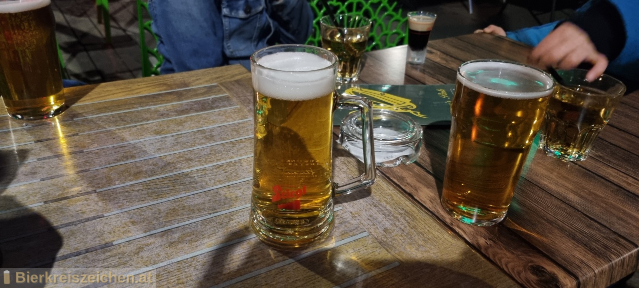 Foto eines Bieres der Marke Stiegl Goldbru aus der Brauerei Stieglbrauerei