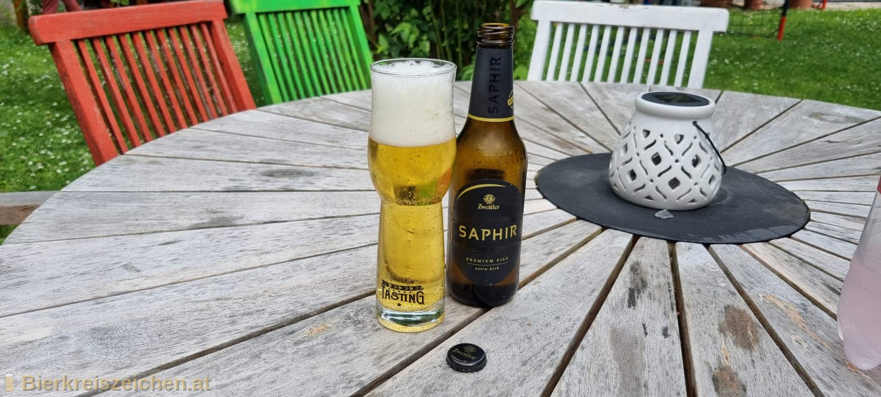 Foto eines Bieres der Marke Zwettler Saphir - Premium Pils aus der Brauerei Privatbrauerei Zwettl