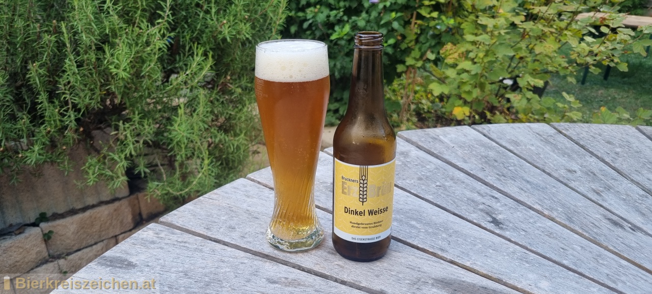 Foto eines Bieres der Marke Erzbru Dinkel-Weisse aus der Brauerei Bruckners Erzbru