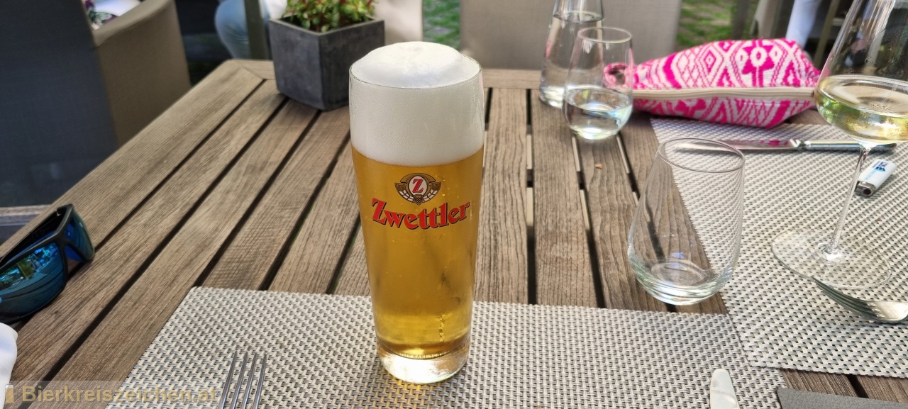 Foto eines Bieres der Marke Zwettler Saphir - Premium Pils aus der Brauerei Privatbrauerei Zwettl