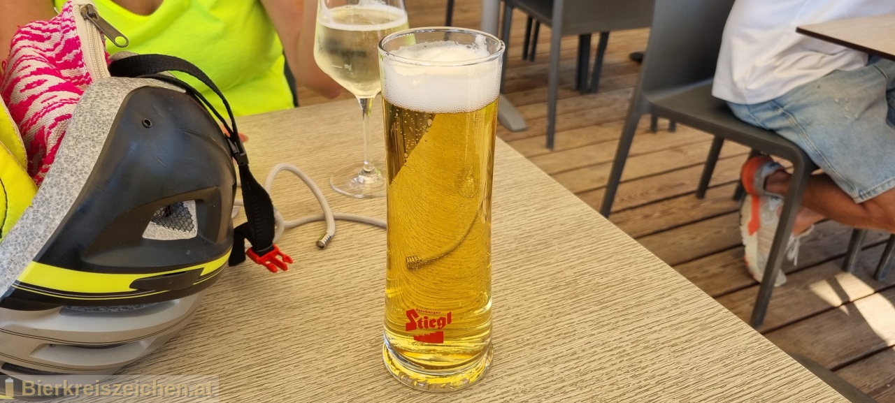 Foto eines Bieres der Marke Stiegl Goldbru aus der Brauerei Stieglbrauerei