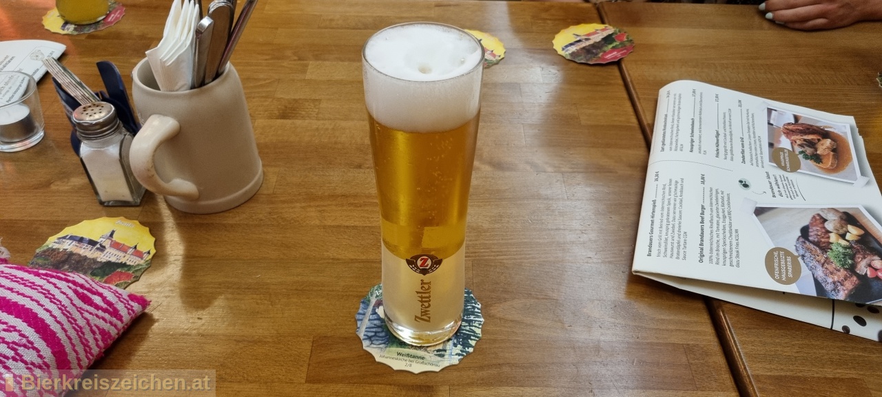 Foto eines Bieres der Marke Zwettler Saphir - Premium Pils aus der Brauerei Privatbrauerei Zwettl