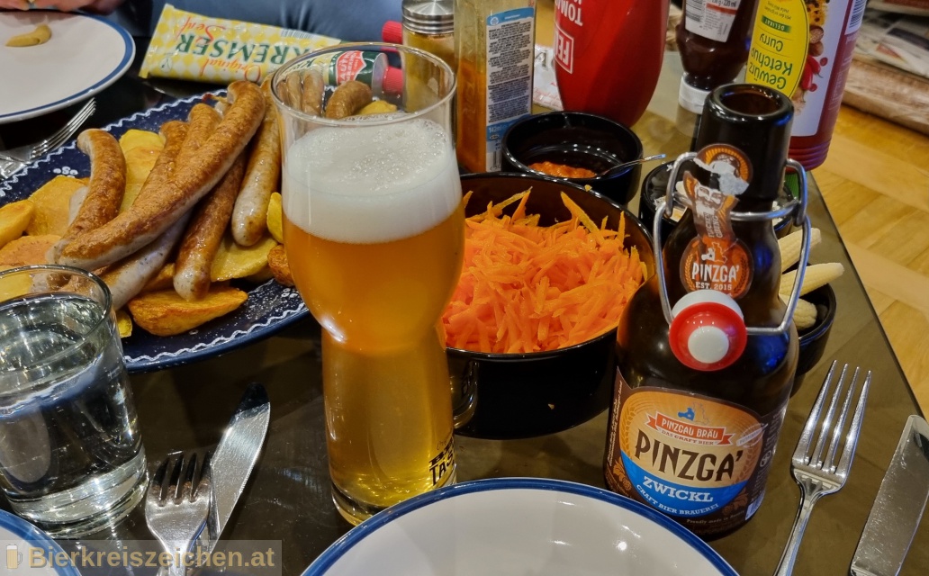 Foto eines Bieres der Marke Pinzga' Zwickl aus der Brauerei Pinzgau Bru