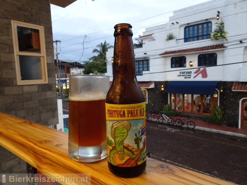 Foto eines Bieres der Marke Tortuga Pale Ale aus der Brauerei Cervza Artesanal Rubia