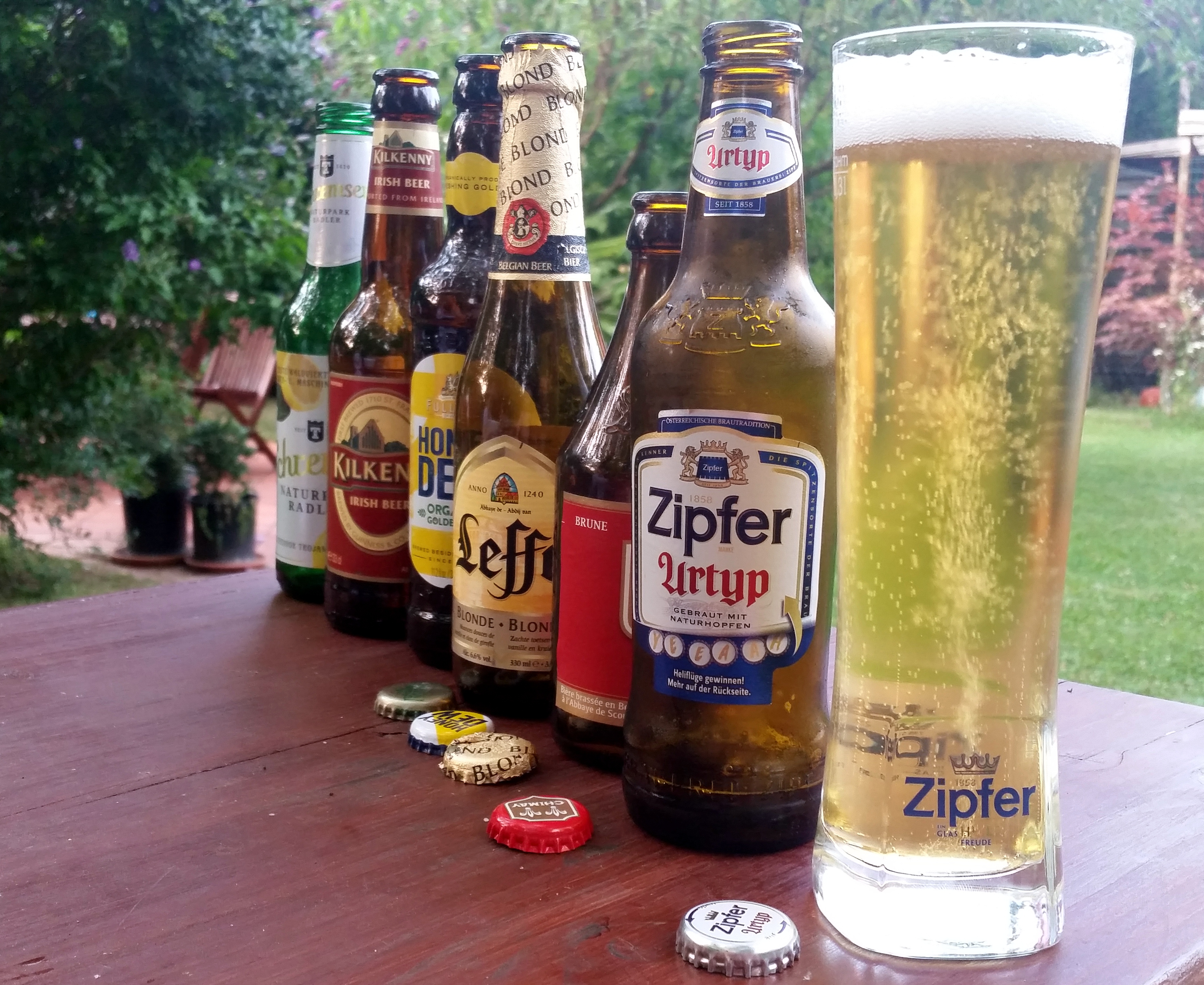 Verschiedene internationale Biersorten zum Tag des Bieres